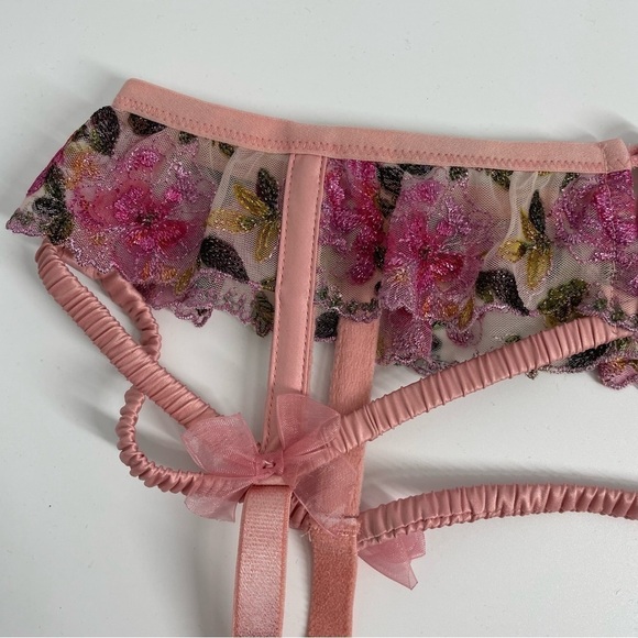 Floral Embroidered, Bows, Button Closure Garter Belt NWOT - Picture 8 of 12